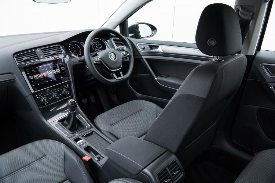 Интерьер Volkswagen Golf TSI Estate 2017 года  (UK) (фото 19 из 24)